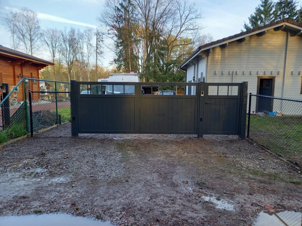 MR Automatics Aluminium Poort Met Zijpoort